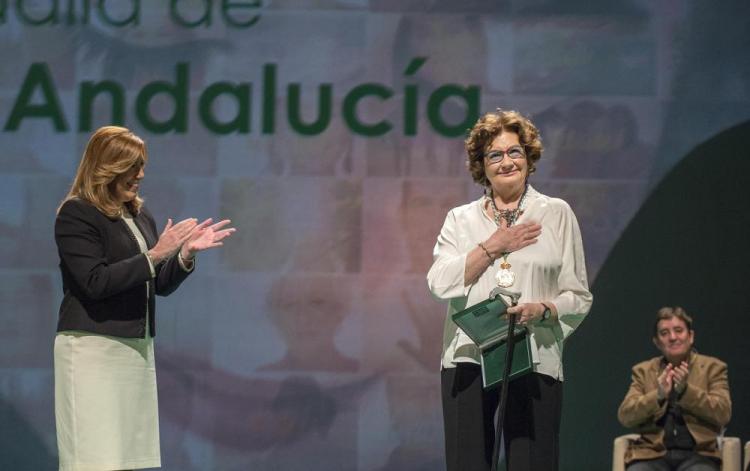 Antonina Rodrigo agradece la Medalla de Andalucía en presencia de Susana Díaz. Antonina Rodrigo agradece la Medalla de Andalucía en presencia de Susana Díaz.