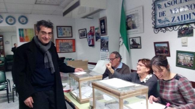 Antonio Cambril votando en las primarias de la confluencia.