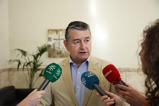 El consejero de la Presidencia, Interior, Diálogo Social y Simplificación Administrativa, Antonio Sanz, atiende a los medios.