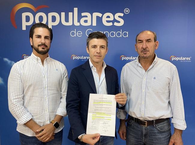 Saavedra, este lunes, con los ediles del PP en Arenas del Rey.