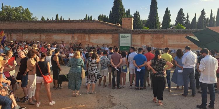 Asistentes al acto llenaron la explanada entre las tapias y el memorial para recordar a las víctimas del franquismo.