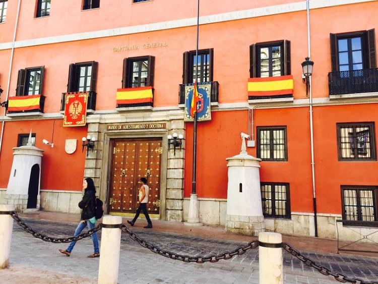 Aspecto de la fachada de la Capitanía General de Granada y sede del Madoc.