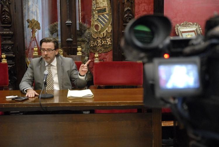 Baldomero Oliver, en rueda de prensa. 