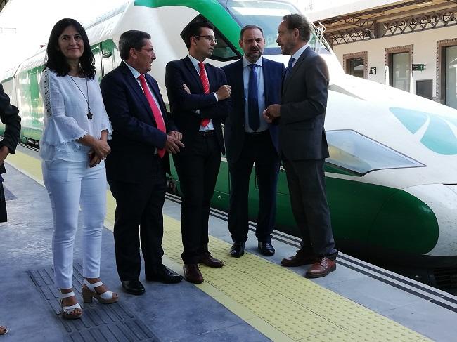 El ministro de Fomento, José Luis Ábalos, en la estación de Granada con el consejero, el alcalde, el presidente de la Diputación y la subdelegada del Gobierno.