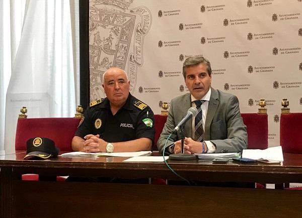 El concejal de Seguridad Ciudadana con el jefe de la Policía Local en una imagen de archivo.