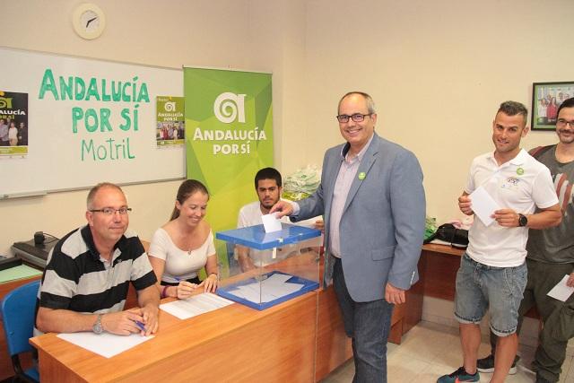 David Martín vota en la asamblea local. 