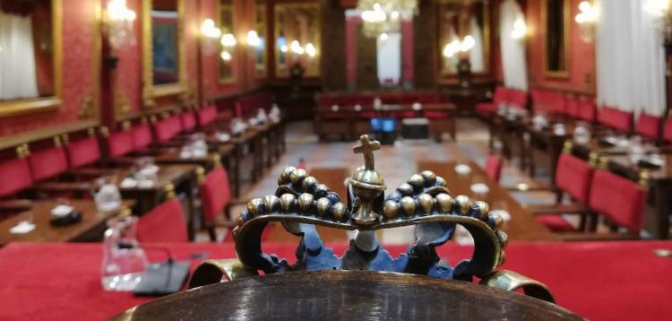 Salón de pleno del Ayuntamiento de Granada, con la silla de alcalde, en primer plano.