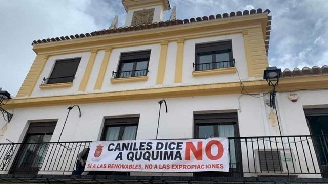 Pancarta en la fachada del Consistorio de Caniles. 
