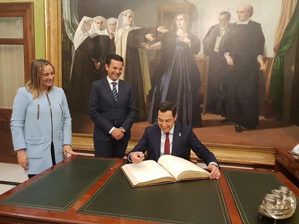 El presidente de la Junta firma en el libro de honor del Ayuntamiento de Granada.
