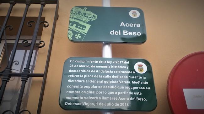 Calle de Dehesas Viejas, cuyo nombre -Del beso- fue decidida en votación por los habitantes del municipio, para sustituir al antiguo general franquista.