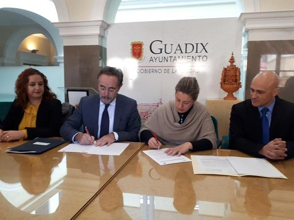 El consejero de Fomento y la alcaldesa de Guadix. El consejero de Fomento y la alcaldesa de Guadix.