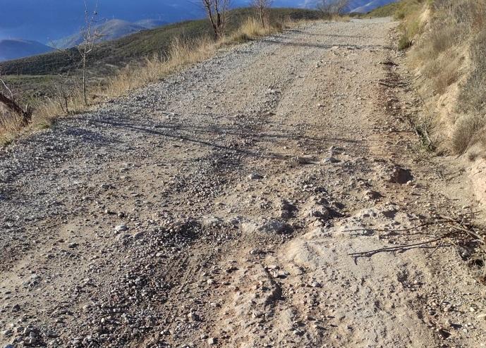 Baches en uno de los caminos rurales de Lanjarón.