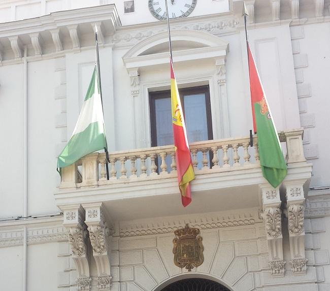 Banderas a media asta en el Ayuntamiento de Granada.