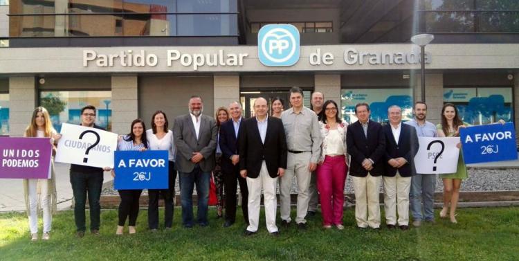 Equipo de campaña con carteles de otros partidos.