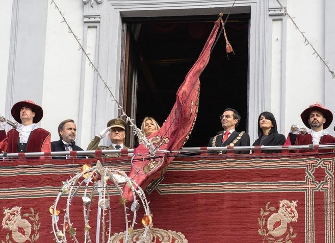 Tremolación del estandarte, en la Toma de este año.