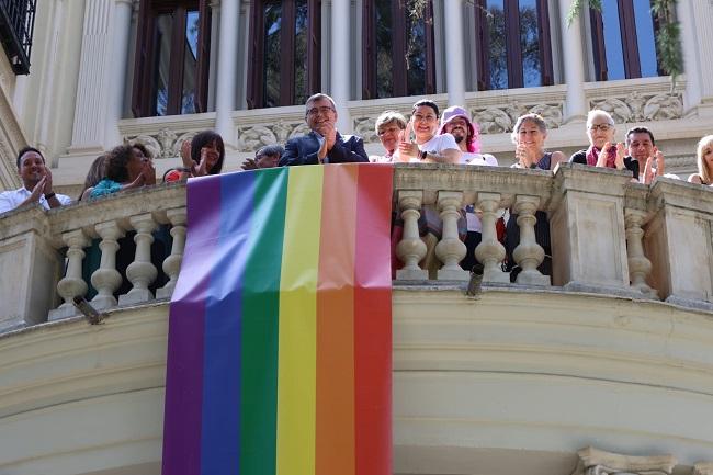 Bandera desplegada en la Subdelegación del Gobierno.