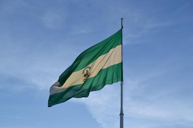 Bandera de andalucía ondeando.