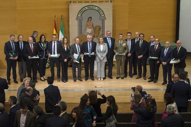 Foto de familia de los premiados con la consejera y los delegados territoriales de la Junta