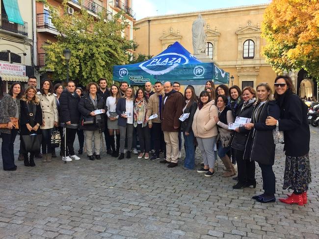 Los diputados del PP, en campaña este viernes.