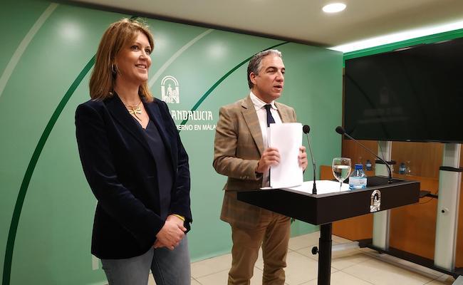 Bendodo insiste en esperar a las auditorías previstas para conocer el futuro de la EASP y Fundación Progreso y Salud El consejero de Presidencia, Elías Bendodo, junto a la delegada del Gobierno accidental de Málaga, Carmen Casero.