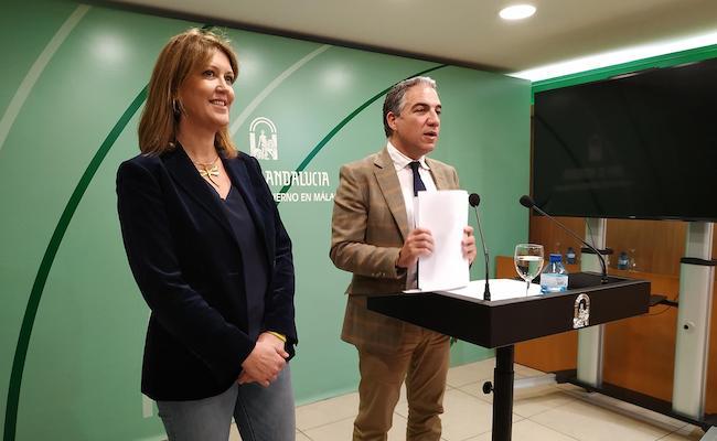 Bendodo insiste en esperar a las auditorías previstas para conocer el futuro de la EASP y Fundación Progreso y Salud El consejero de Presidencia, Elías Bendodo, junto a la delegada del Gobierno accidental de Málaga, Carmen Casero.