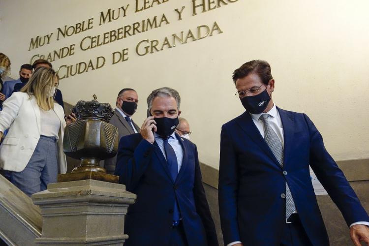 Elías Bendodo, con Luis Salvador, en una visita a Granada. 