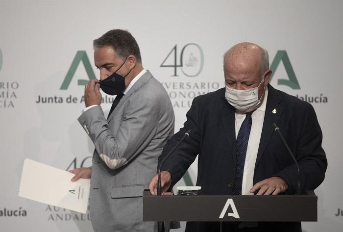 Los consejeros Jesús Aguirre y Elías Bendodo, este martes al término de la rueda de prensa. Los consejeros Jesús Aguirre y Elías Bendodo, este martes al término de la rueda de prensa.
