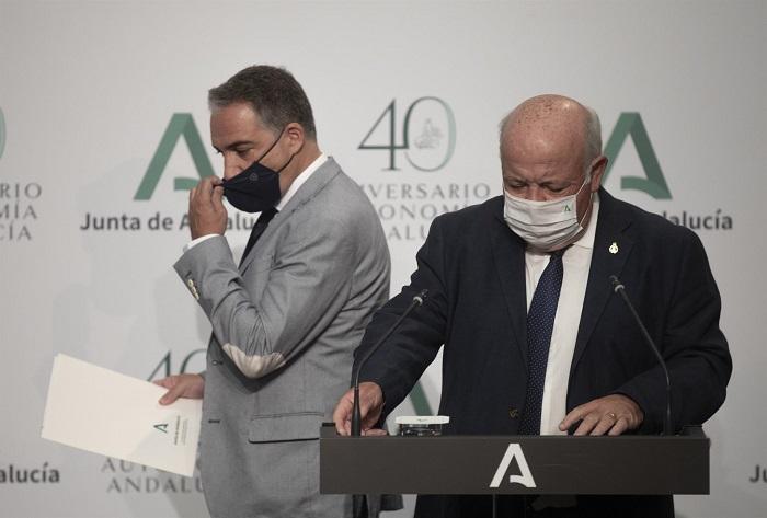 Los consejeros Jesús Aguirre y Elías Bendodo, este martes al término de la rueda de prensa.