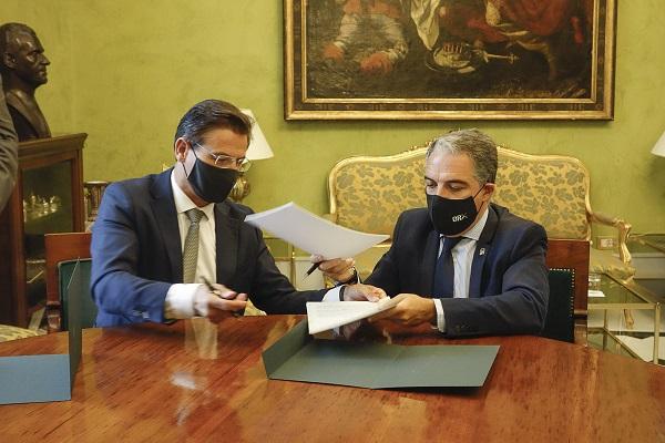 Elías Bendodo, con Luis Salvador en una reciente visita a Granada.