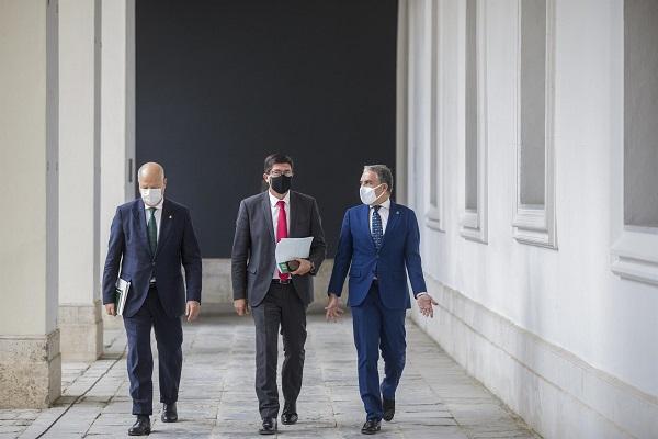 Elías Bendodo con Juan Marín y Javier Imbroda, este martes.