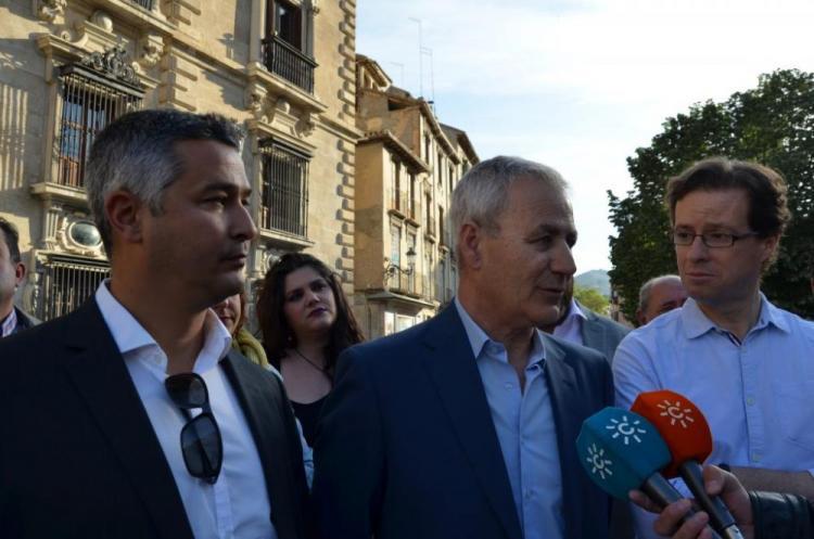Bernardo, flanqueado por Arenas y Morales, el día que comenzó el juicio. Bernardo, flanqueado por Arenas y Morales, el día que comenzó el juicio.