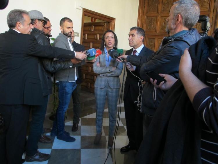 Marta Bosquet atiende a los medios en su visita al TSJA.