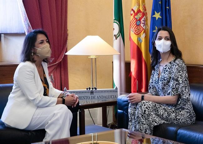 Arrimadas, con la presidenta del Parlamento andaluz, en una visita reciente a Sevilla.