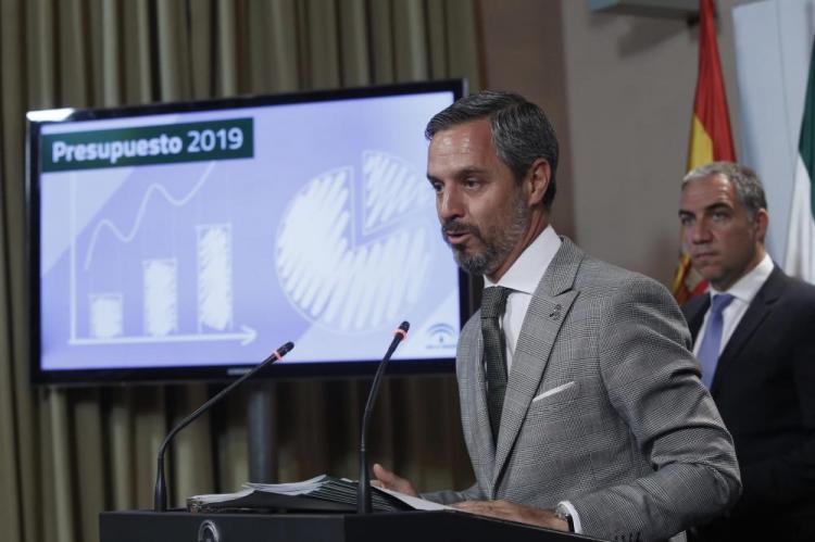 El consejero Juan Bravo, junto al portavoz Elías Bendodo, durante la rueda de prensa.