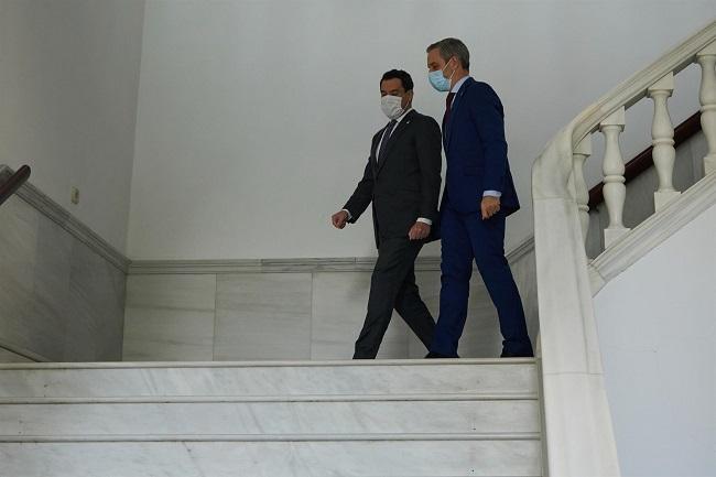 El consejero Juan Bravo, en una imagen junto a Juan Manuel Moreno en el Parlamento.