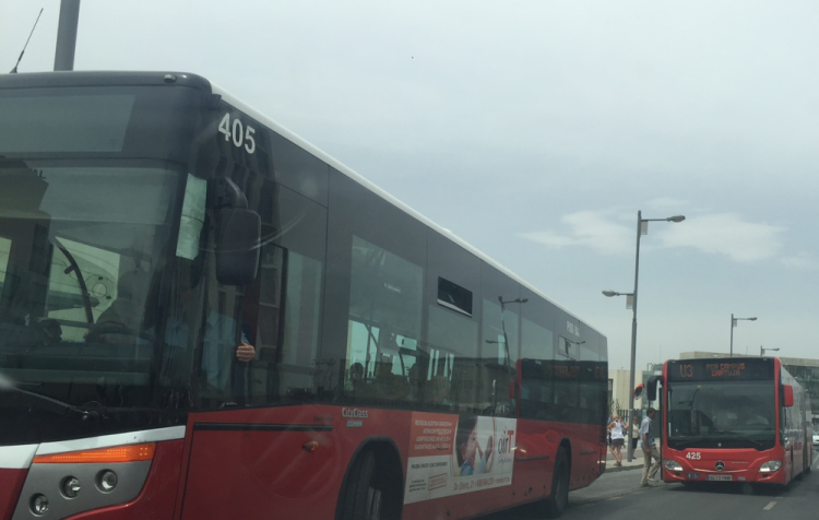 Autobuses en las inmediaciones del nuevo Hospital del PTS.