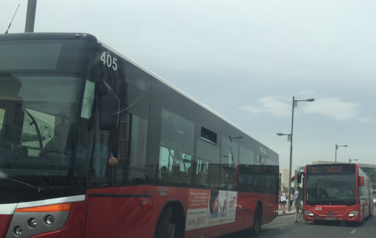 Autobuses en las inmediaciones del nuevo Hospital del PTS. Autobuses en las inmediaciones del nuevo Hospital del PTS.