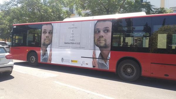Autobuses con la campaña. 