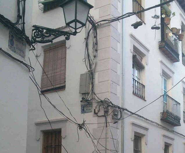 Cableado al aire en el Albaicín.