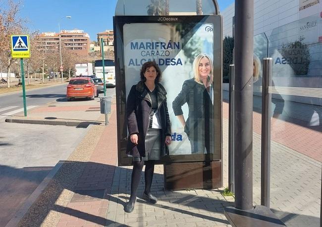 Elisa Cabrerizo junto a uno de los carteles electorales de Carazo.