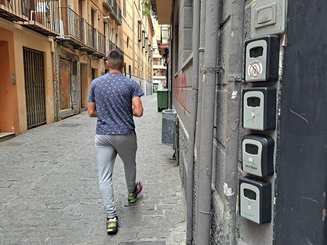 Cajetines de pisos turísticos en el centro de Granada.