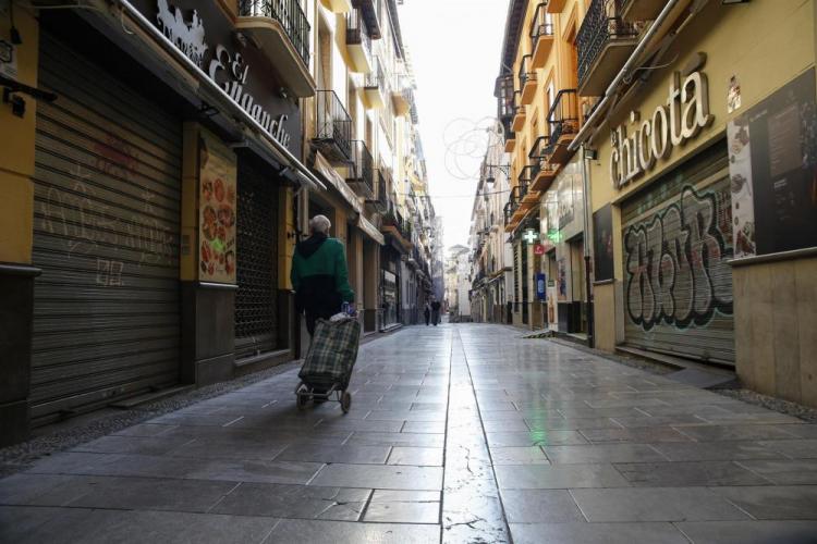 Calle Navas con los establecimientos cerrados.