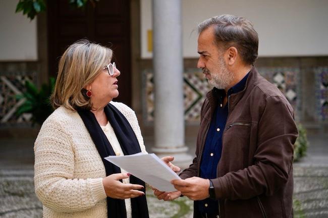 Los ediles socialistas de Granada Ana Muñoz y Jacobo Calvo.