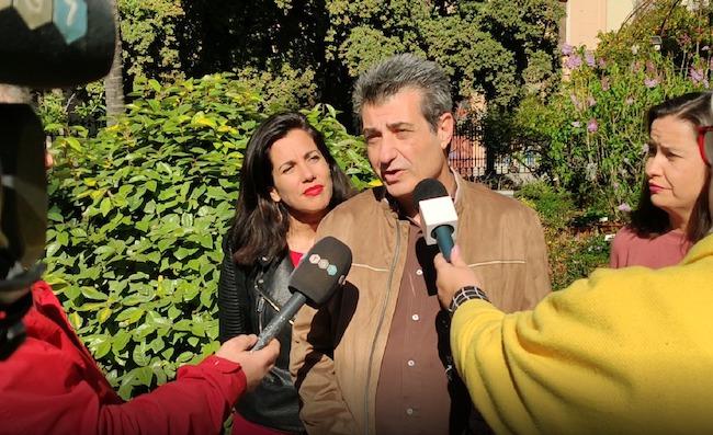 Cambril atiende a periodistas.