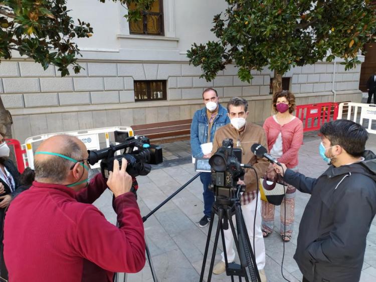 Antonio Cambril, con Francisco Puentedura y Elisa Cabrerizo, en una atención a medios.