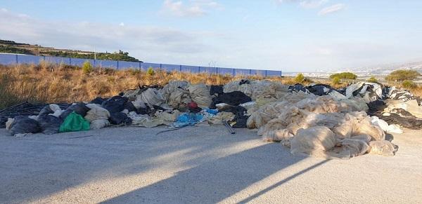 Residuos acumulados en el Camino de la Trinchera. Residuos acumulados en el Camino de la Trinchera.