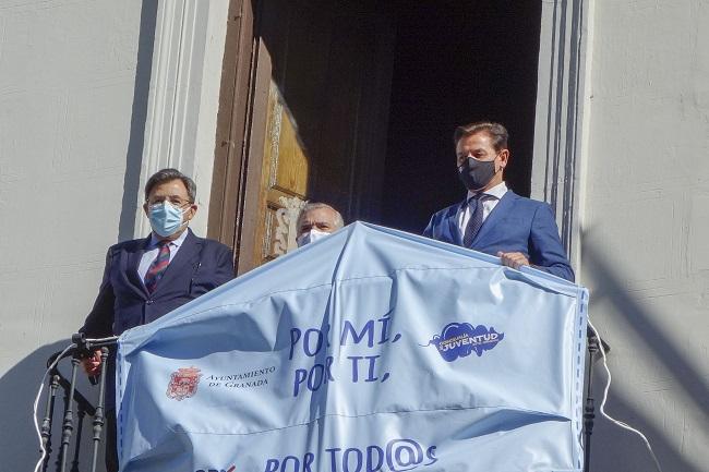 El alcalde y el edil de Salud, en el balcón municipal, donde se ha colgado un cartel de la campaña anticovid. El alcalde y el edil de Salud, en el balcón municipal, donde se ha colgado un cartel de la campaña anticovid.
