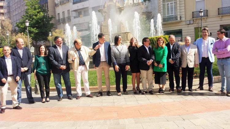 Foto de familia de los candidatos en la Fuente de las Batallas. 