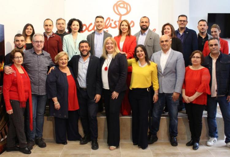 Almón con los candidatos y candidatas que la acompañan. Almón con los candidatos y candidatas que la acompañan.