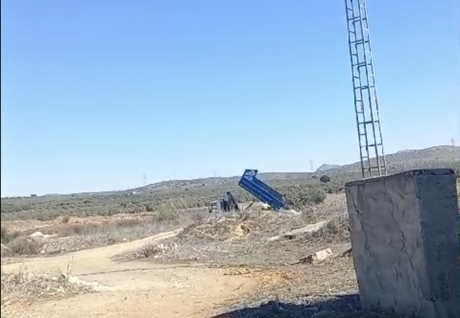 Camión que vierte los resiudos en el polígono.